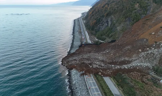 Artvin’de Heyelan Sonucu Karadeniz Sahil Yolu Ulaşıma Kapandı Artvin’de Heyelan Sonucu Karadeniz Sahil Yolu Ulaşıma Kapandı
