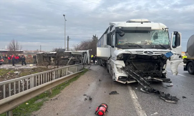 GÜNCELLEME - Balıkesir’de okul servisi ile tırın çarpışması sonucu 26 kişi yaralandı GÜNCELLEME - Balıkesir’de okul servisi ile tırın çarpışması sonucu 26 kişi yaralandı