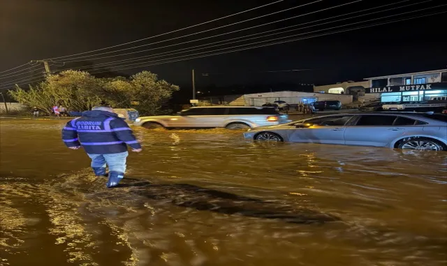 Bodrum’da Kuvvetli Sağanak Nedeniyle Evleri Su Bastı Bodrum’da Kuvvetli Sağanak Nedeniyle Evleri Su Bastı