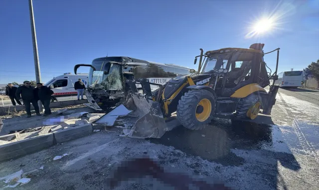 GÜNCELLEME - Nevşehir’de turistleri taşıyan otobüs iş makinesine çarptı, 6 kişi yaralandı GÜNCELLEME - Nevşehir’de turistleri taşıyan otobüs iş makinesine çarptı, 6 kişi yaralandı