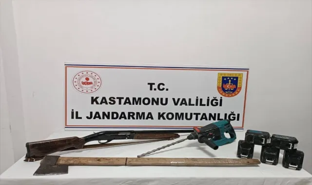 Kastamonu’da kaçak kazı yapan 2 kişi suçüstü yakalandı Kastamonu’da kaçak kazı yapan 2 kişi suçüstü yakalandı