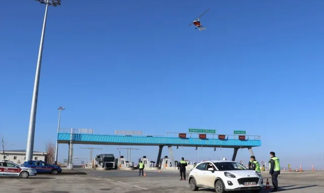 Kırşehir’de jandarma ekipleri "cayrokopter" ile trafik denetimi yaptı Kırşehir’de jandarma ekipleri "cayrokopter" ile trafik denetimi yaptı