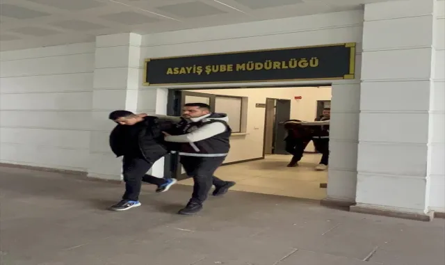 Kocaeli’de kendilerini polis olarak tanıtıp dolandırıcılık yapan 4 zanlı tutuklandı Kocaeli’de kendilerini polis olarak tanıtıp dolandırıcılık yapan 4 zanlı tutuklandı