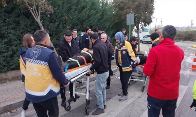 Kocaeli’de süt yüklü tırla çarpışan otomobildeki 3 kişi yaralandı Kocaeli’de süt yüklü tırla çarpışan otomobildeki 3 kişi yaralandı