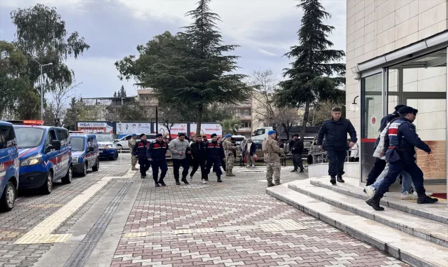 Manisa’da iki aile arasında çıkan kavgada 1’i ağır 3 kişi yaralandı Manisa’da iki aile arasında çıkan kavgada 1’i ağır 3 kişi yaralandı