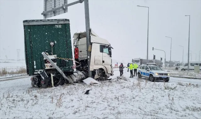 Refüje çarpan tır nedeniyle Çorum-Yozgat kara yolu 2 saat ulaşıma kapalı kaldı Refüje çarpan tır nedeniyle Çorum-Yozgat kara yolu 2 saat ulaşıma kapalı kaldı