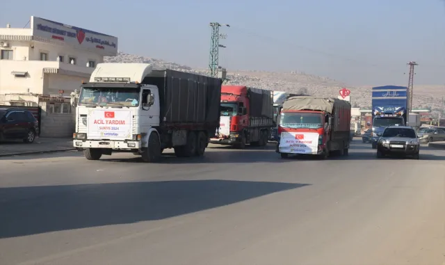 Sadakataşı Derneğinden Suriye’ye 7 tır insani yardım malzemesi Sadakataşı Derneğinden Suriye’ye 7 tır insani yardım malzemesi