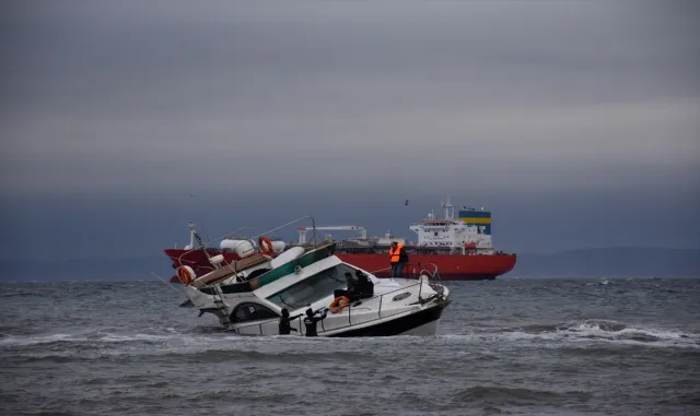 Tekirdağ’da fırtına nedeniyle su alarak yan yatan teknedeki 2 kişi kurtarıldı Tekirdağ’da fırtına nedeniyle su alarak yan yatan teknedeki 2 kişi kurtarıldı
