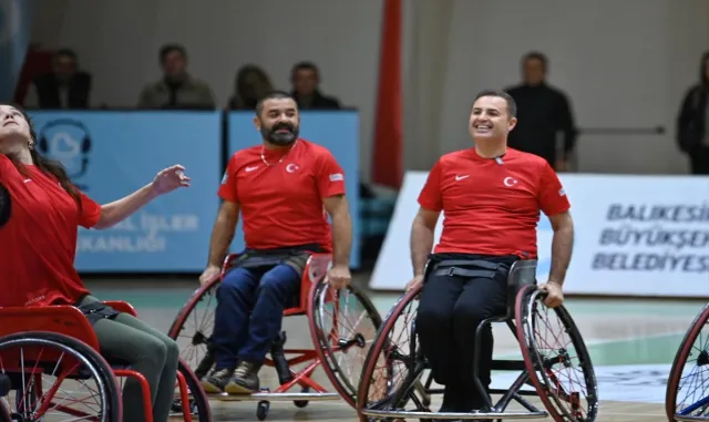 Ünlü isimler Balıkesir’de tekerlekli sandalyede dostluk maçına çıktı Ünlü isimler Balıkesir’de tekerlekli sandalyede dostluk maçına çıktı