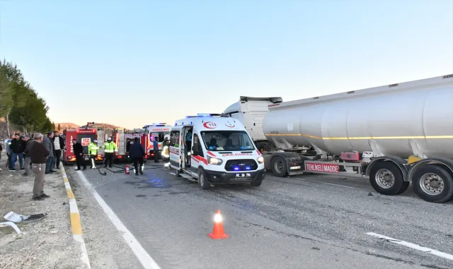 Adıyaman’daki trafik kazasında ölen 5 kişinin cenazeleri toprağa verildi Adıyaman’daki trafik kazasında ölen 5 kişinin cenazeleri toprağa verildi