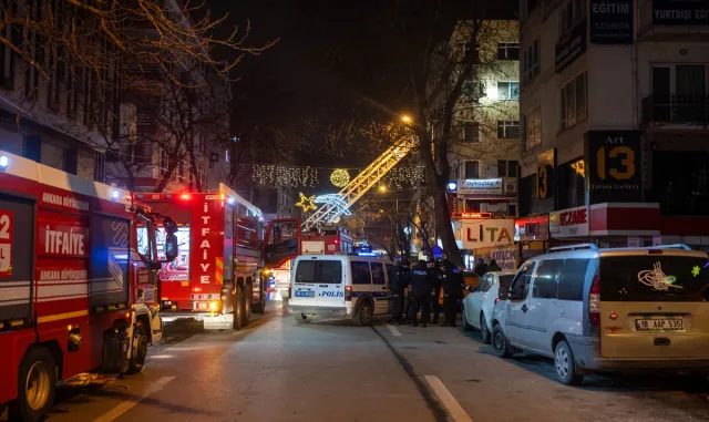 Ankara’da bir apartmanda çıkan yangında 9 kişi dumandan etkilendi Ankara’da bir apartmanda çıkan yangında 9 kişi dumandan etkilendi