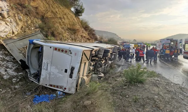 Aydın’da devrilen tur midibüsündeki 23 kişi yaralandı Aydın’da devrilen tur midibüsündeki 23 kişi yaralandı