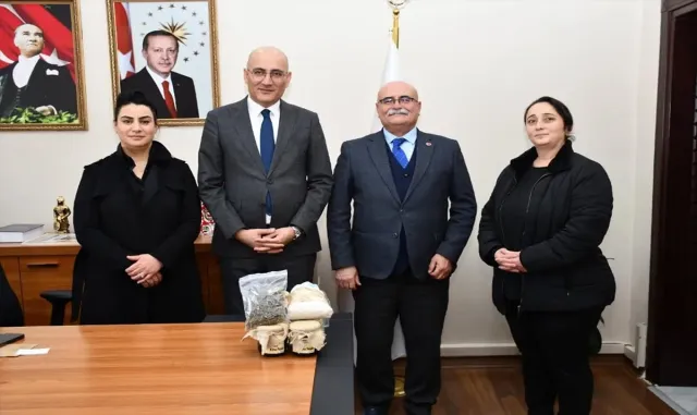 Bahadın Belediye Başkanı Eroğlu ve kadınlardan Kaymakam Aydın’a ziyaret Bahadın Belediye Başkanı Eroğlu ve kadınlardan Kaymakam Aydın’a ziyaret