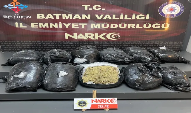 Batman’da otomobilde 11 kilo 200 gram skunk ele geçirildi Batman’da otomobilde 11 kilo 200 gram skunk ele geçirildi