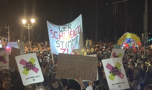 Berlin’de aşırı sağın yükselişine karşı “ışıklı gösteri” düzenlendi Berlin’de aşırı sağın yükselişine karşı “ışıklı gösteri” düzenlendi