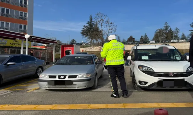 Eskişehir’de polis ekiplerince trafik denetimleri yapıldı Eskişehir’de polis ekiplerince trafik denetimleri yapıldı