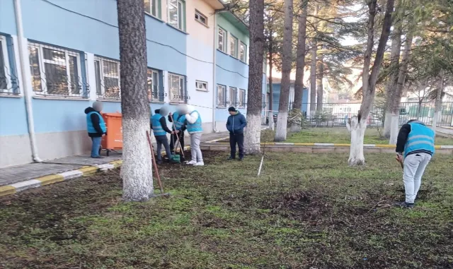 Eskişehir’de yükümlüler okulları eğitim öğretime hazırladı Eskişehir’de yükümlüler okulları eğitim öğretime hazırladı