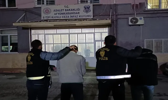 GÜNCELLEME - Afyonkarahisar’da annesini pompalı tüfekle öldürdüğü öne sürülen kişi tutuklandı GÜNCELLEME - Afyonkarahisar’da annesini pompalı tüfekle öldürdüğü öne sürülen kişi tutuklandı