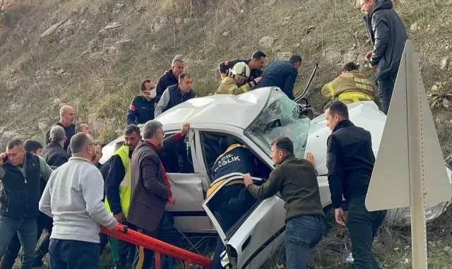GÜNCELLEME - Balıkesir’de minibüs ile otomobilin çarpıştığı kazada 2 kişi öldü, 18 kişi yaralandı GÜNCELLEME - Balıkesir’de minibüs ile otomobilin çarpıştığı kazada 2 kişi öldü, 18 kişi yaralandı