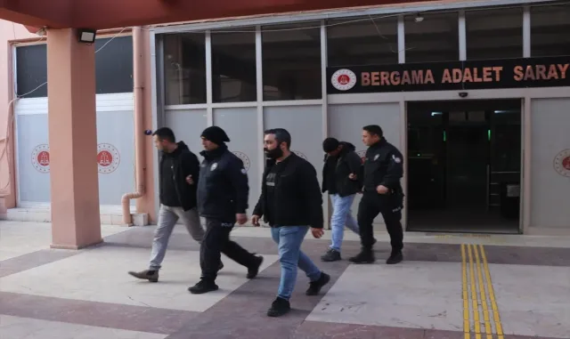 İzmir’de uyuşturucuyla yakalanan 3 şüpheli tutuklandı İzmir’de uyuşturucuyla yakalanan 3 şüpheli tutuklandı