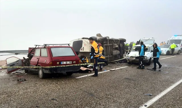 Kırşehir’de işçi servisinin karıştığı zincirleme kazada 2 kişi öldü, 15 kişi yaralandı Kırşehir’de işçi servisinin karıştığı zincirleme kazada 2 kişi öldü, 15 kişi yaralandı