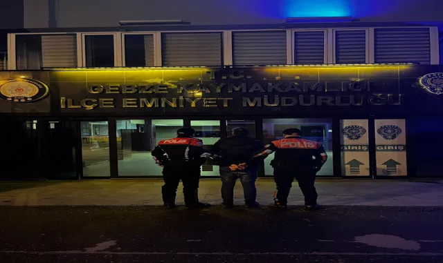 Kocaeli’de 20 yıl 2 ay kesinleşmiş hapis cezası bulunan firari hükümlü yakalandı Kocaeli’de 20 yıl 2 ay kesinleşmiş hapis cezası bulunan firari hükümlü yakalandı