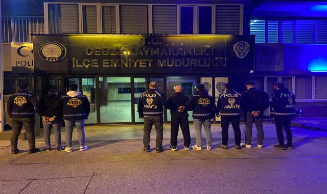 Kocaeli’de akaryakıtını gasbetmek istedikleri tırın sürücüsünü yaralayan 4 kişi tutuklandı Kocaeli’de akaryakıtını gasbetmek istedikleri tırın sürücüsünü yaralayan 4 kişi tutuklandı