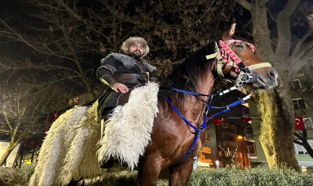 Kocaeli’de bir vatandaş yeni yıl kutlamalarına atıyla katıldı Kocaeli’de bir vatandaş yeni yıl kutlamalarına atıyla katıldı