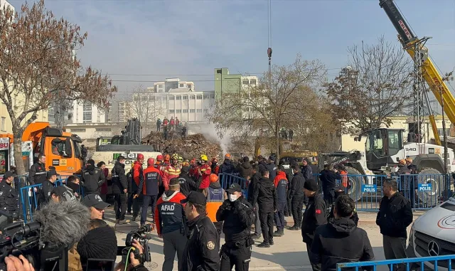 Konya’da çöken binanın enkazından 1 kadının cansız bedeni çıkarıldı Konya’da çöken binanın enkazından 1 kadının cansız bedeni çıkarıldı