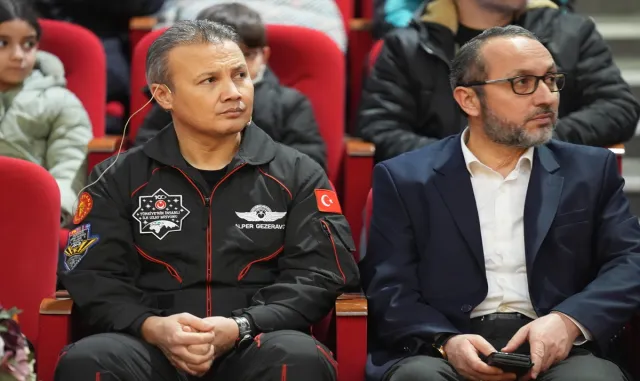 Türkiye’nin ilk astronotu Gezeravcı, Düzce’de öğrencilerle buluştu Türkiye’nin ilk astronotu Gezeravcı, Düzce’de öğrencilerle buluştu