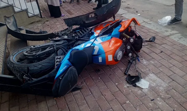 Uşak’ta minibüsle çarpışan motosikletin sürücüsü öldü Uşak’ta minibüsle çarpışan motosikletin sürücüsü öldü
