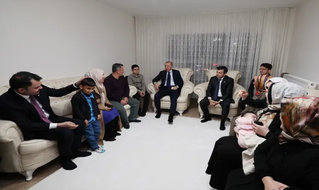 Adıyaman’da yeni konutlarına kavuşan depremzede aileden Cumhurbaşkanı Erdoğan’a teşekkür Adıyaman’da yeni konutlarına kavuşan depremzede aileden Cumhurbaşkanı Erdoğan’a teşekkür