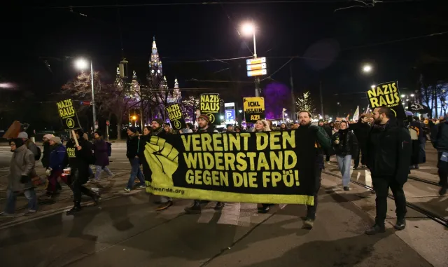 Avusturya’da binlerce gösterici, iktidar ortağı olması beklenen aşırı sağcı FPÖ’yü protesto etti Avusturya’da binlerce gösterici, iktidar ortağı olması beklenen aşırı sağcı FPÖ’yü protesto etti
