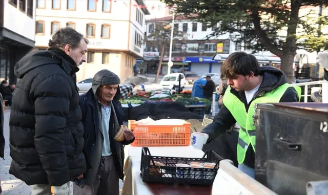 Beypazarı’nda pazarlarda vatandaşlara sıcak çorba ikramı yapılıyor Beypazarı’nda pazarlarda vatandaşlara sıcak çorba ikramı yapılıyor