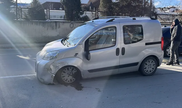 Burdur’da sürücüsü kalp krizi geçiren hafif ticari araç 3 otomobile çarptı Burdur’da sürücüsü kalp krizi geçiren hafif ticari araç 3 otomobile çarptı