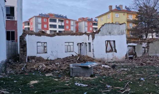 Çorum'da yıkmaya çalıştığı evin çöken çatısının altında kalan kişi yaralandı