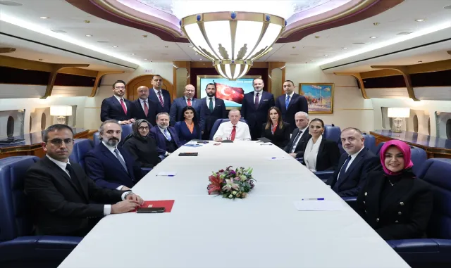 Cumhurbaşkanı Erdoğan, Malezya, Endonezya ve Pakistan ziyaretleri dönüşü uçakta gazetecilerin sorularını yanıtladı: (2) Cumhurbaşkanı Erdoğan, Malezya, Endonezya ve Pakistan ziyaretleri dönüşü uçakta gazetecilerin sorularını yanıtladı: (2)
