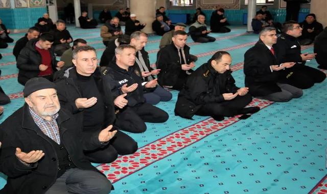 Eskişehir’de 6 Şubat depremlerinde hayatını kaybedenler anıldı Eskişehir’de 6 Şubat depremlerinde hayatını kaybedenler anıldı