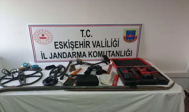 Eskişehir’de izinsiz kazı yapan 4 şüpheli yakalandı Eskişehir’de izinsiz kazı yapan 4 şüpheli yakalandı