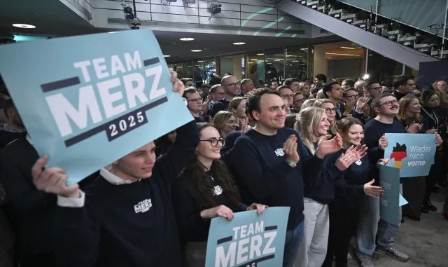 GÜNCELLEME - Almanya'daki genel seçimde sandık çıkış anketine göre CDU/CSU yüzde 29 oyla birinci