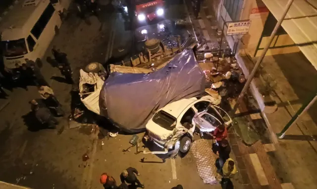 GÜNCELLEME - Şanlıurfa’da bir kamyon çarptığı otomobille birlikte üst geçitten düştü GÜNCELLEME - Şanlıurfa’da bir kamyon çarptığı otomobille birlikte üst geçitten düştü