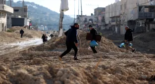İsrail'in evlerini yıkacağını duyurmasının ardından Nur Şems Kampı sakinleri eşyalarını kurtarmaya çalışıyor