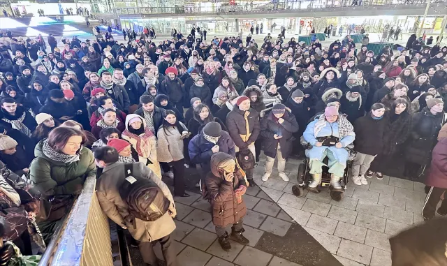İsveç’in Örebro kentindeki silahlı saldırı, başkent Stockholm’de protesto edildi İsveç’in Örebro kentindeki silahlı saldırı, başkent Stockholm’de protesto edildi