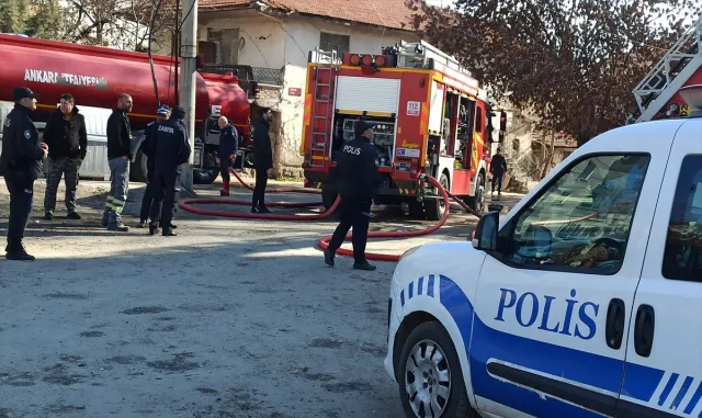 Kahramankazan’da 7 katlı binanın çatısında çıkan yangın söndürüldü Kahramankazan’da 7 katlı binanın çatısında çıkan yangın söndürüldü