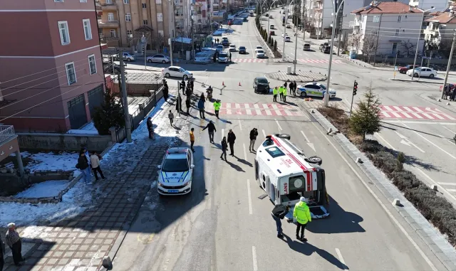 Karaman’da ambulans ile otomobilin çarpıştığı kazada 5 kişi yaralandı Karaman’da ambulans ile otomobilin çarpıştığı kazada 5 kişi yaralandı