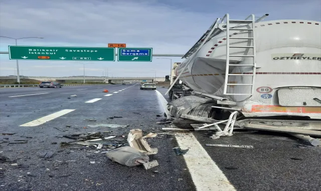 Manisa’da tankere çarpan otomobildeki 2 kişi öldü Manisa’da tankere çarpan otomobildeki 2 kişi öldü