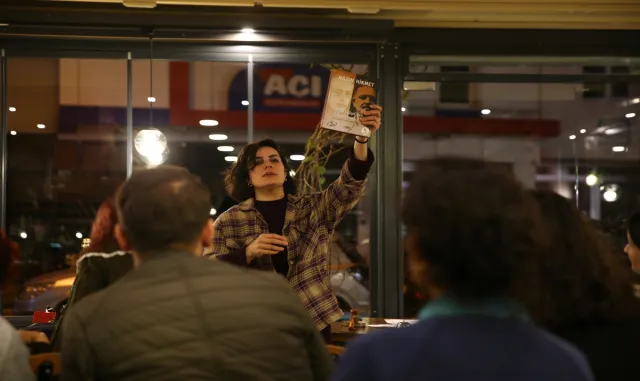 Mersin’de kurulan mezatta eski sevgililerden kalan hediyeler satışa sunuldu Mersin’de kurulan mezatta eski sevgililerden kalan hediyeler satışa sunuldu