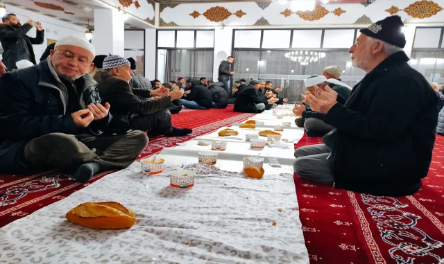 Niğde’de sabah namazı buluşmaları devam ediyor Niğde’de sabah namazı buluşmaları devam ediyor