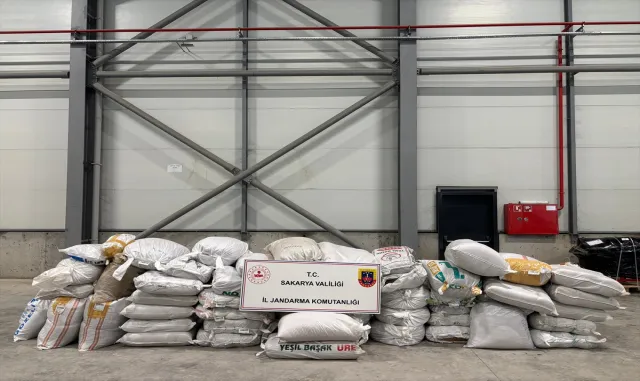 Sakarya’da 2 tırda 3,5 ton kıyılmış tütün ele geçirildi Sakarya’da 2 tırda 3,5 ton kıyılmış tütün ele geçirildi