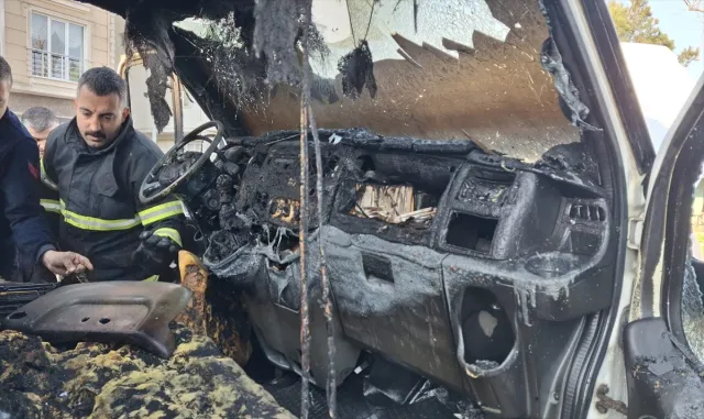 Sinop Belediyesine ait kamyonet seyir halindeyken çıkan yangın sonucu zarar gördü Sinop Belediyesine ait kamyonet seyir halindeyken çıkan yangın sonucu zarar gördü